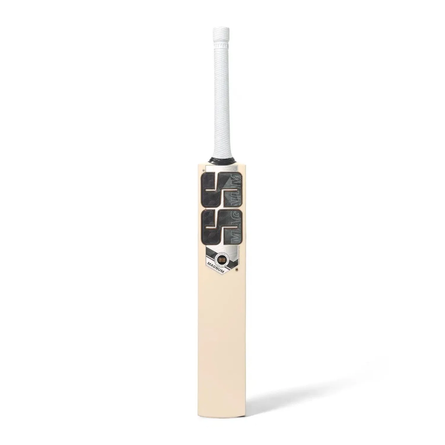 SS Magnum No.4 English willow. cricket. Bats, front view